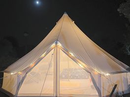 Cabaña por la noche