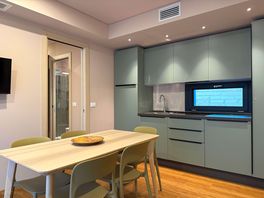 Zona giorno con cucina completa