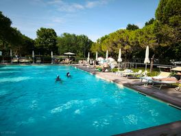 Pool auf dem platz