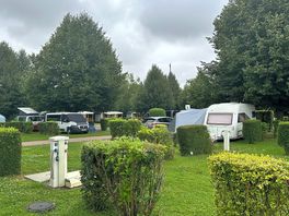 Emplacements de camping avec électricité et eau à proximité de votre tente ou caravane