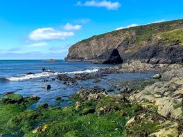 Costal walk from the cove at trefin