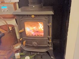 Easy to use log fire, with wood provided. kept us toasty and warm, all night.