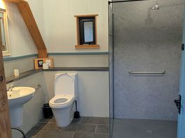 Lovely, clean and warm shower. costs £1 but worth it.