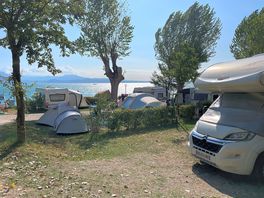 Emplacement face au lac