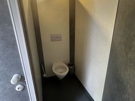 Toilet - note the no toilet seat