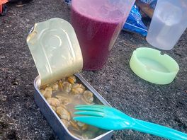 Comiendo en la mesa de piedra del camping