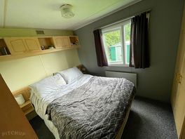 A single double room fully furnished wjfh various homely items as well as a tv