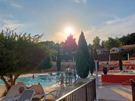 Setting sun around tge pool