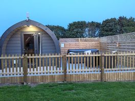 Amazing pod with private decking with hot tub. what more do you need!
