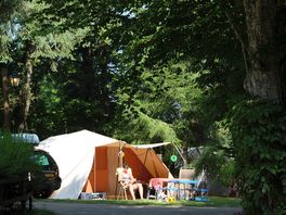 80m² comfort pitch, with access to electricity and water. Perfect for tents and caravans.