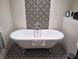 Gorgeous bathroom!