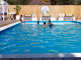 Cómoda en la piscina