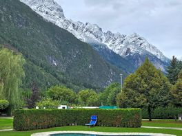 Pool mit bergblick