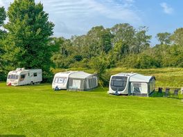 Spacious pitches by the river