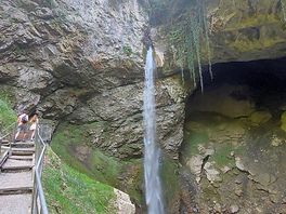 Waterval en grot bezocht in de buurt