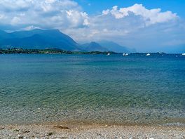 Strand direkt vor dem eingang zum platz