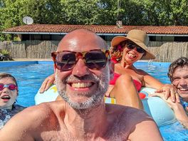 We're on holiday and we know it