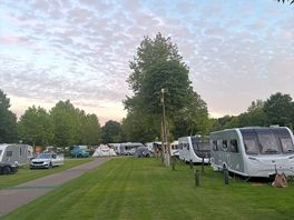 Die schöne aussieht beim camping.