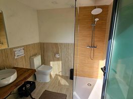 Bel emplacement avec piscine calme coin detente et bel espace douche et toilette