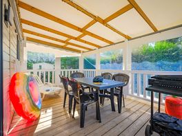 Terrasse prestige entièrement couverte, spacieuse et élégante.