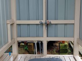 Shower 2 - no hooks/shelves for your things