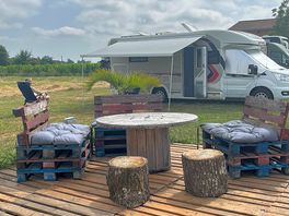 Een klein terras aanwezig. keurig verzorgd