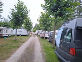 Weg zu den stellplätzen, breit ind ausreichernd auch f. größere womos.