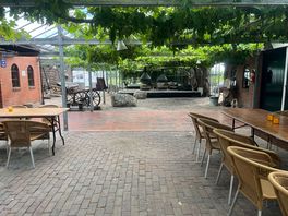 Gewächshaus mit grill & sitzgelegenheit