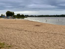 Hier ist es direkt am strand nicht weit vom platz entfernt