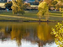 Vue sur st bonnet le château depuis le lac à côté du camping la belle étoile