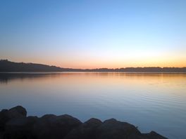 Coucher de soleil sur le lac où se situe le camping du drennec