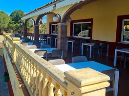 Bar donnant sur la piscine