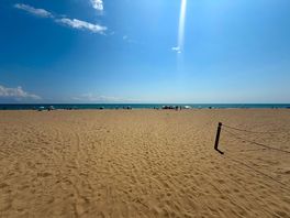 Der var god plads på stranden med det klareste og luneste vand.