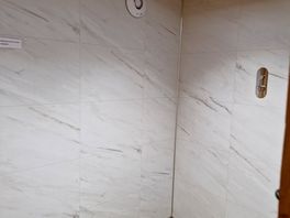 Shower room.