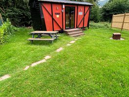 Ryeland private garden with fire pit and picnic bench