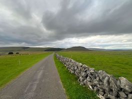 Road from campsite to mam tor and winnets pass