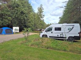 Platz im bereich für wohnmobile und zelte