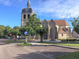 Blick auf die kirche von dienville vom eingang des campingplatzes