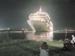 Auskaufendes schiff direkt am platz. 23:00 uhr.