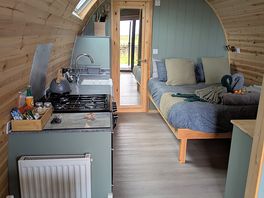 Double shower and toilet at the back