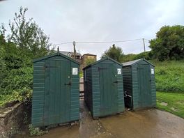 Sanitaires pour tout le camping nombreux emplacements), + une cabane à l