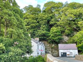 The crown inn from the bridge