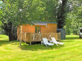 Two-bed cottage under the trees