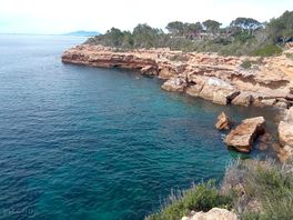 Camping dá acesso a una preciosa calita