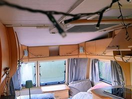 Improvisierte beleuchtung im caravan
