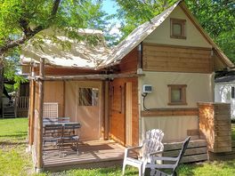 Atypical accommodation consisting of 2 bedrooms upstairs for 4 people, with shower, toilet, kitchen