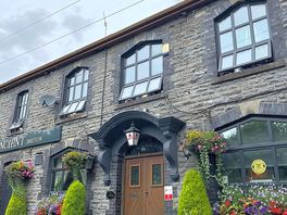 Pub at the bottom of the campsite, a little over pricey. food ok!