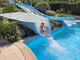 Schöner pool mit rutschen