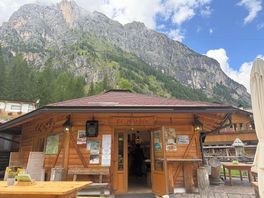 The bar/cafe