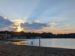 Na een zomerse dag is het nog heerlijk poedelen in het zwemmeertje